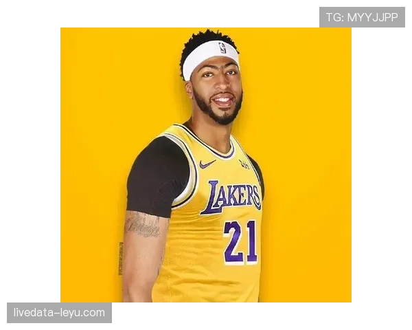 戴维斯引领足球运动进步,助力青少年体育树立新标杆 戴维斯引领足球运动进步,助力青少年体育树立新标杆