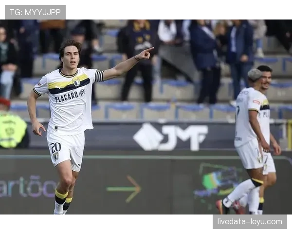 卡瓦尼无球跑动彰显战术价值，状态回升助推球队攻防转换