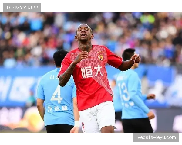 莱万多夫斯基任意球绝杀,状态回暖尽显超级前锋本色 莱万多夫斯基任意球绝杀,状态回暖尽显超级前锋本色