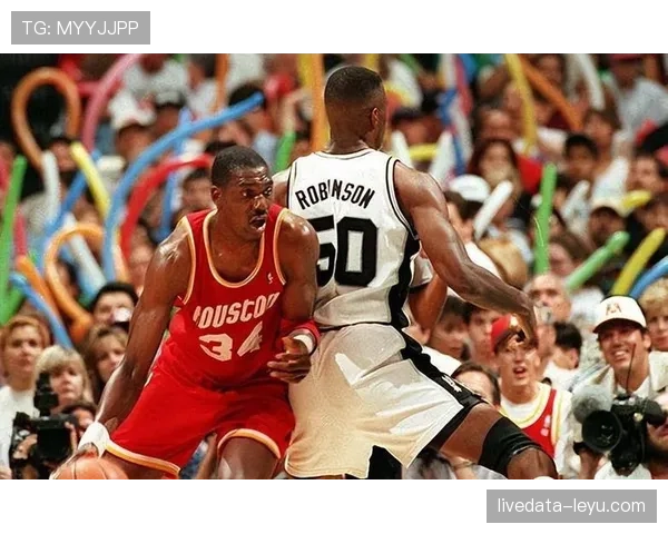 哈基姆·奥拉朱旺篮下背打与盖帽效率远超同期内线对手