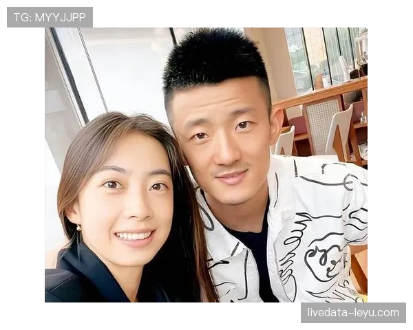 谌龙退役后住进月租5万的上海顶层复式，每天早上六点雷打不动去楼下咖啡店买两杯美式——一杯自己喝，一杯喂流浪猫